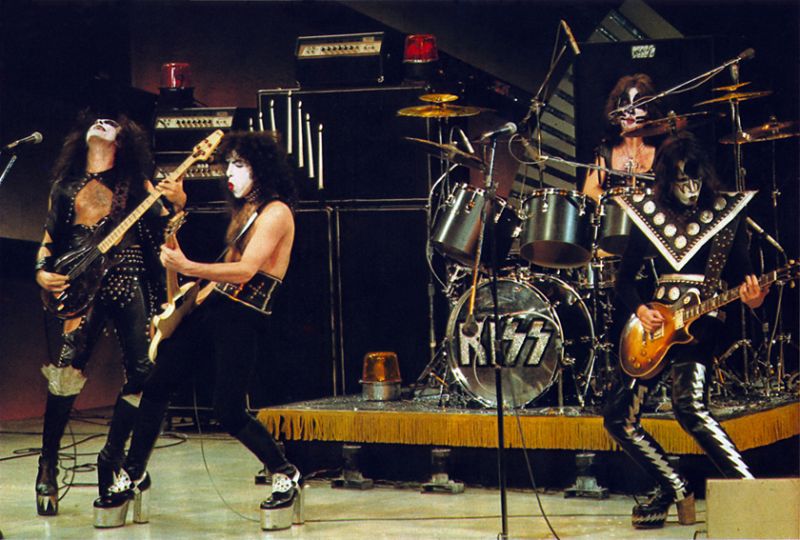 11.30 Kiss in concert 70s